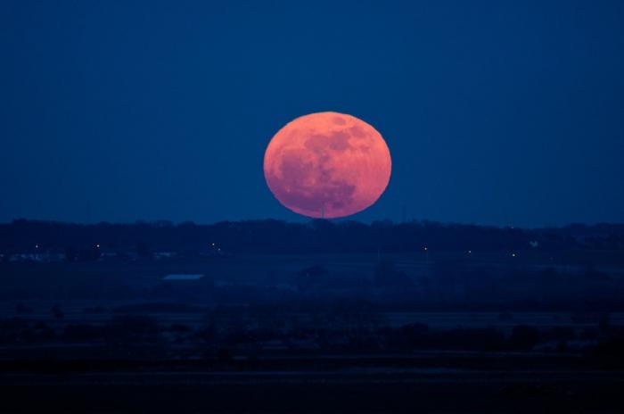 "Luna Căpșună" va putea fi observată pe cerul României, în această seară