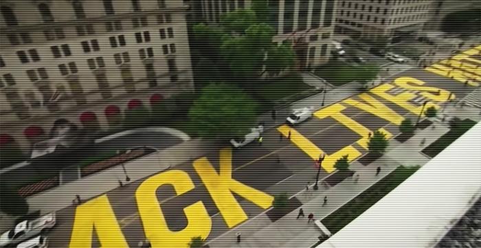 Mesajul Black Lives Matter scris cu vopsea galbenă pe o stradă din Washington DC