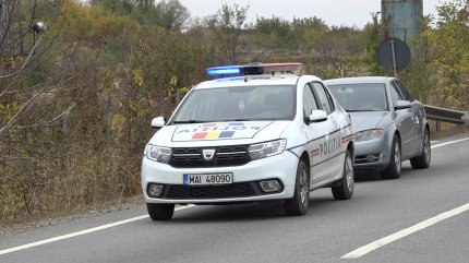 Maşină de poliţie pe şosea