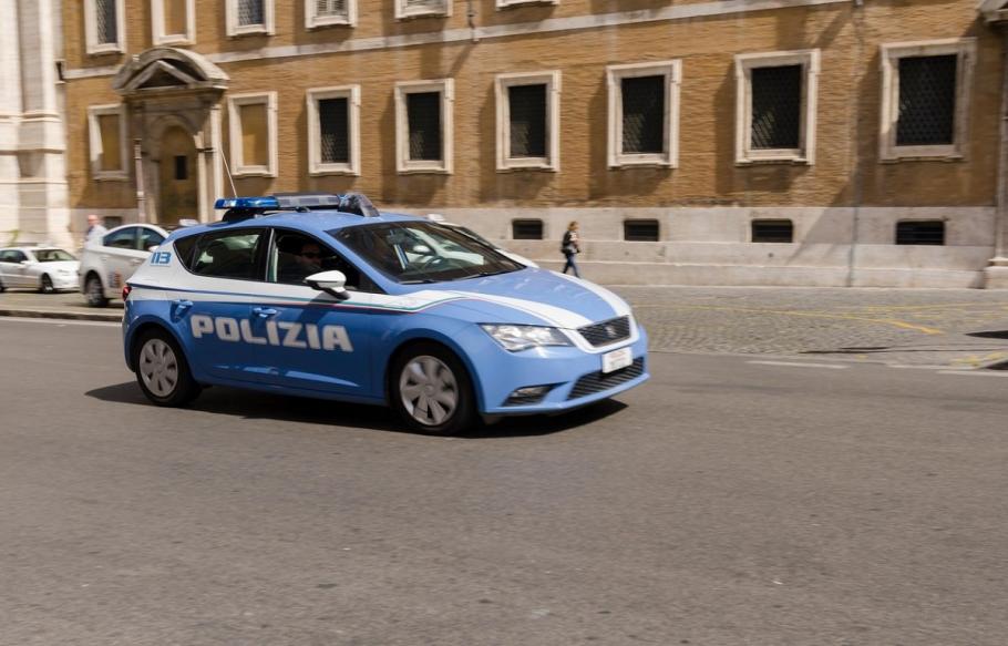 Tactică inedită folosită de polițiștii italieni pentru a salva un român Nu se știe motivul pentru care românul a vrut să se arunce de la etaj