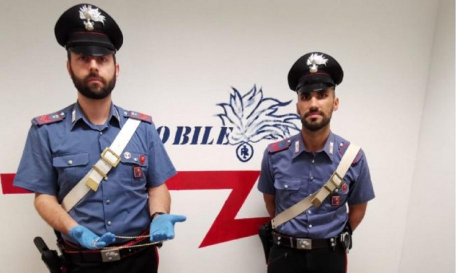 Doi români au furat lanțul de aur al unei bătrâne din Italia și au fost prinși Românii ar urma să fie judecați în regim de urgență