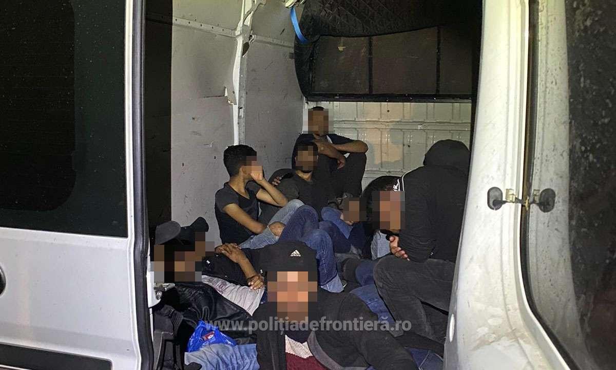33 de cetăţeni din Siria, Somalia și Libia se aflau în cele două microbuze