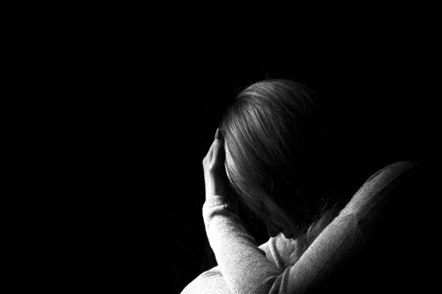 Doi tineri din Bacău, reținuți după ce au profitat de o minoră bolnavă de epilepsie Tinerii reținuți ar putea primi mandat de arestare