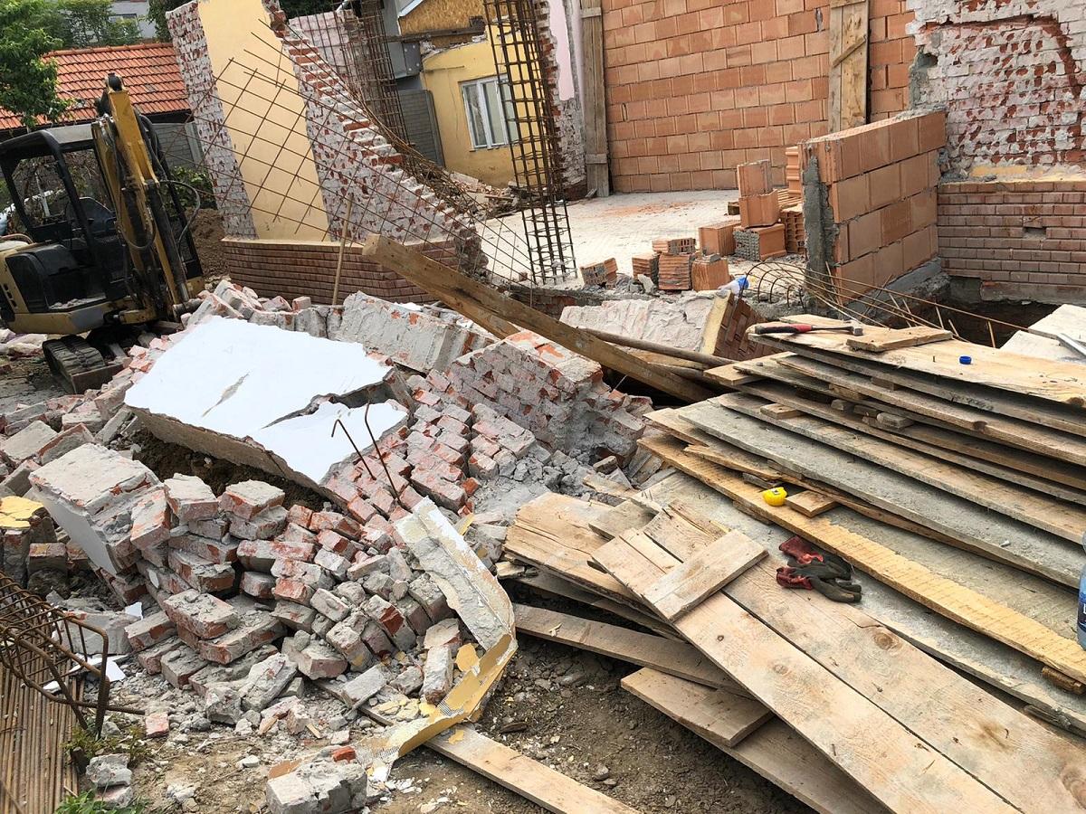 Zidul unei case în construcții s-a prăbușit peste un tânăr, în Timișoara