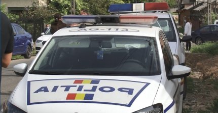 Fetița de 5 ani a fost găsită de polițiști dormind în casă, sub pat