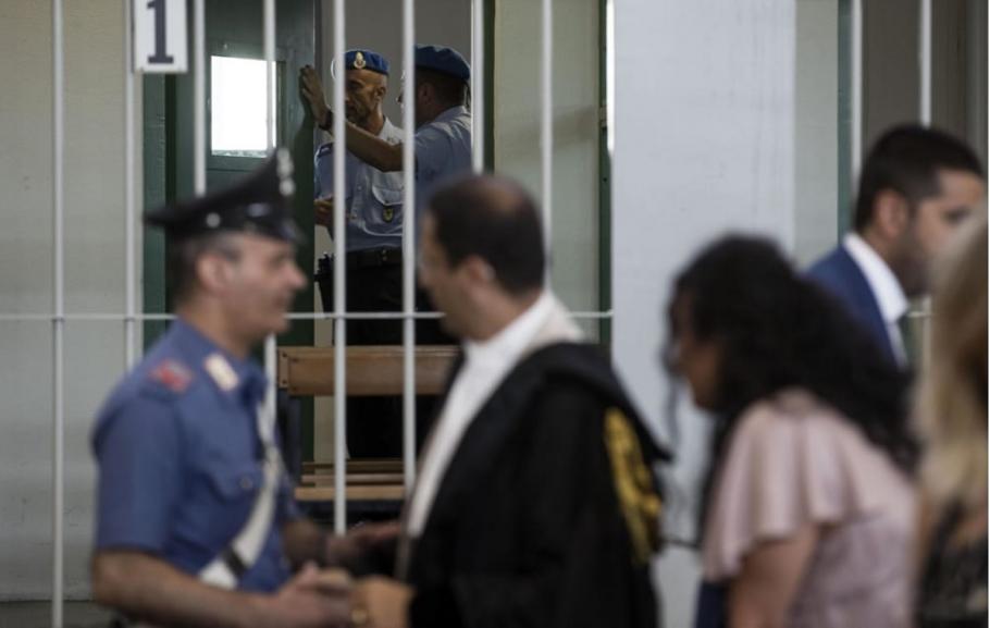 Un italian și-a ucis vărul pentru că l-a prins în tandrețuri cu o româncă O româncă de 17 ani a aprins conflictul dintre cei doi