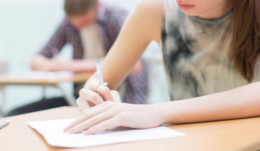 Tânără la examen O tânără și-a sacrificat nota de la Bac pentru a le transmite profesorilor că e inutil ce se predă