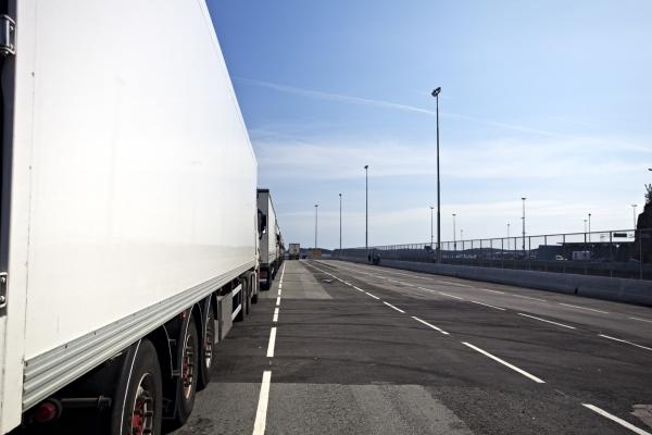 Șoferi români de TIR, circ în parcare în Italia. Au mâncat împreună, apoi unul dintre ei i-a făcut praf cabina celuilalt cu un ciocan