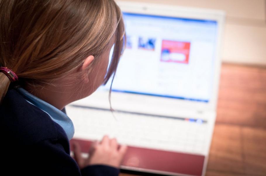 Un ieșean a abordat pe internet și a convins peste 1.000 de fetițe să-i trimită imagini explicite Un ieșean a abordat pe internet și a convins peste 1.000 de fetițe să-i trimită imagini explicite
