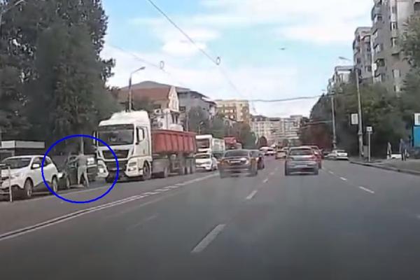 Șofer de TIR filmat când lovește un alt șofer după o șicanare in trafic