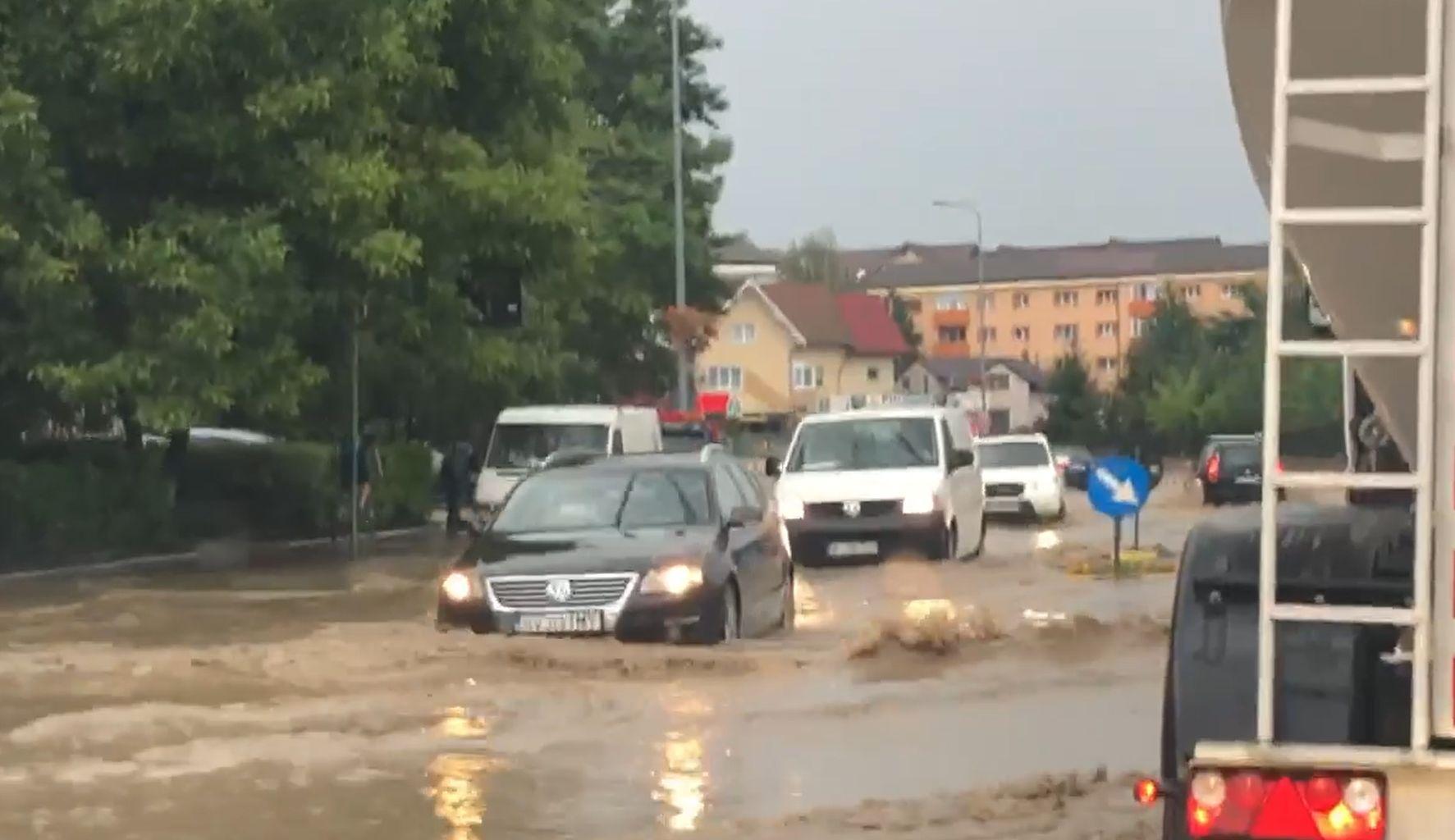 Inundații în Suceava, după o ploaie cu grindină