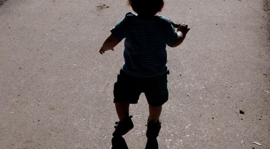 Băiat Român din Italia, arestat după ce i-a oferit un copil de 2 ani unui turist, în schimbul banilor