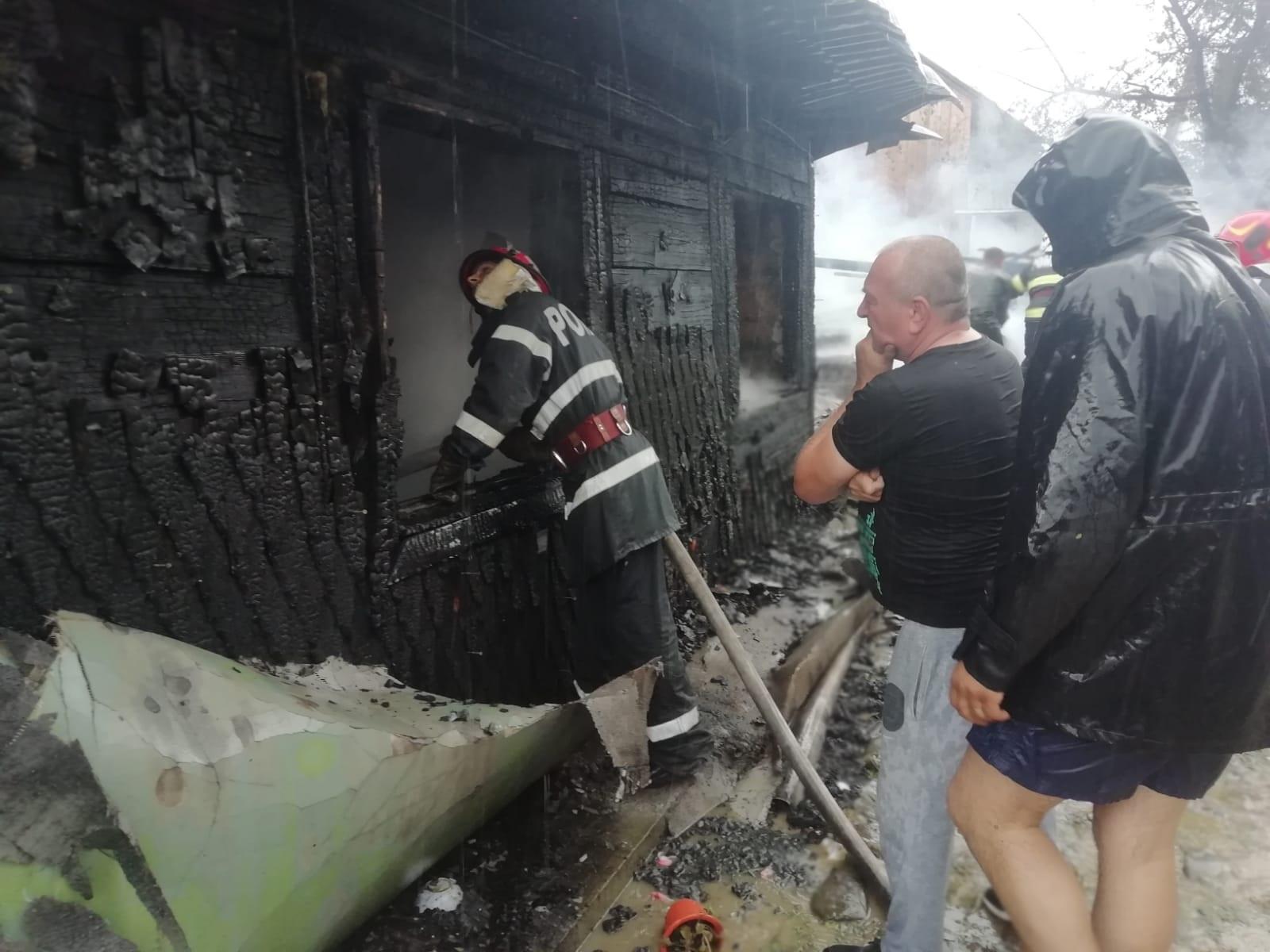Două femei au ars de vii într-o casă din comuna Mănăstirea Humorului