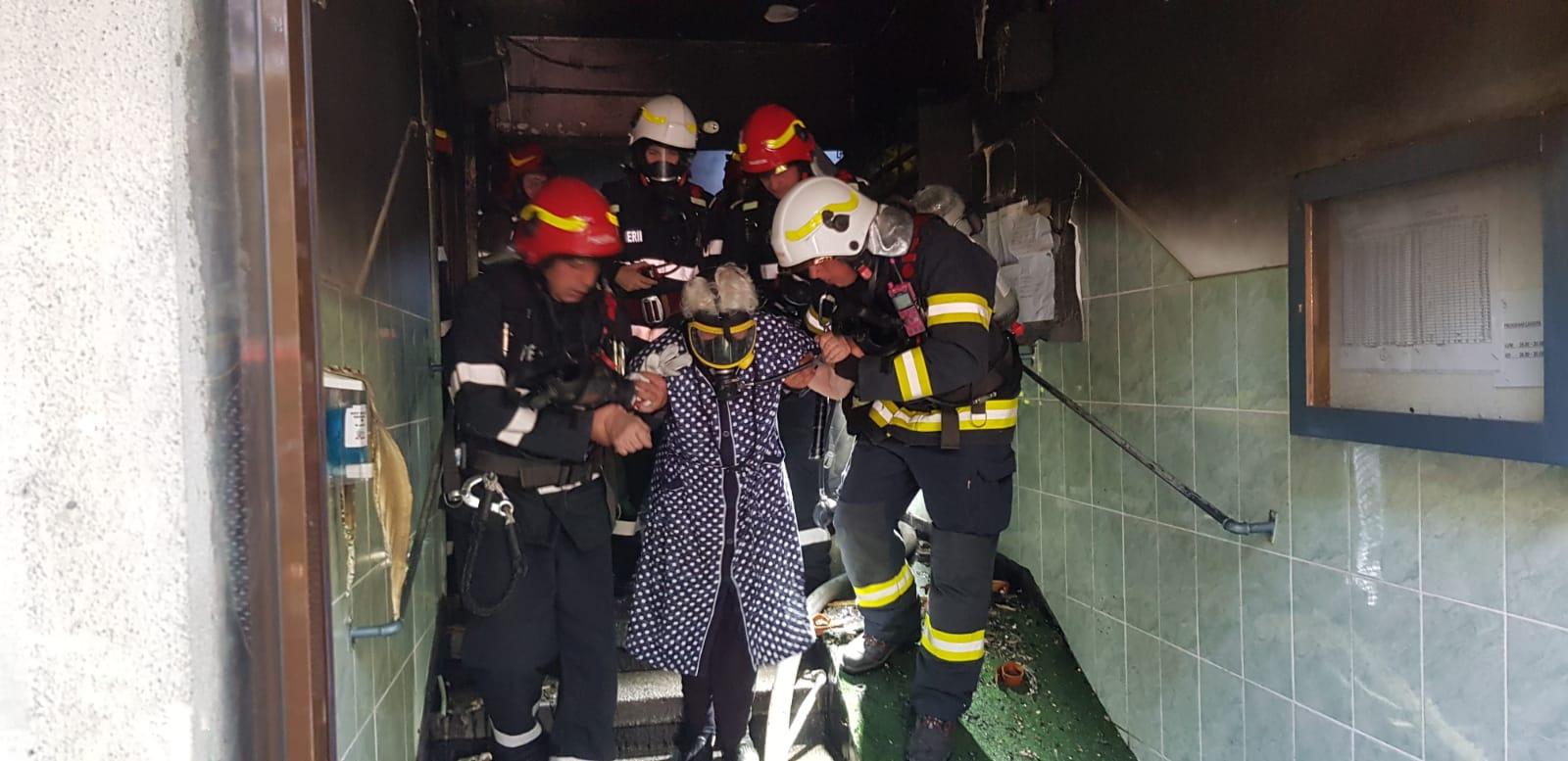 Mai mulți locatari au fost evacuați de pompieri
