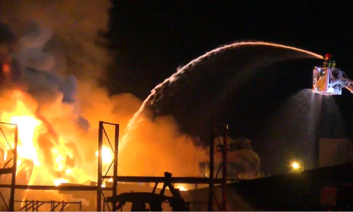 Incendiu uriaș în Iași, chiar lângă un bloc cu locatari