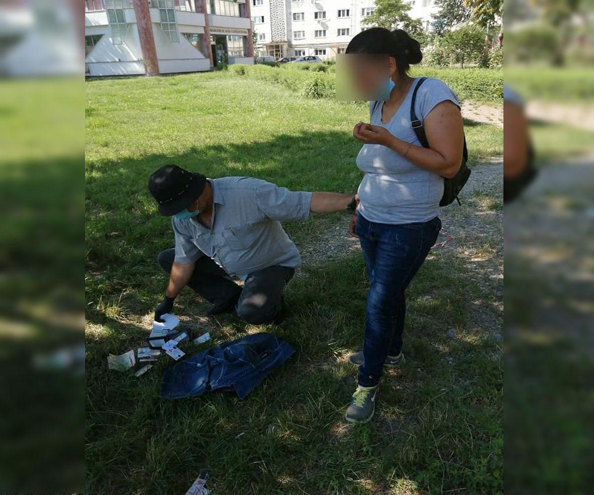 Hoață de portofele prinsă când încerca să fuga cu portofelul unui bătrân, la Bacău Hoață de portofele prinsă când încerca să fuga cu portofelul unui bătrân, la Bacău