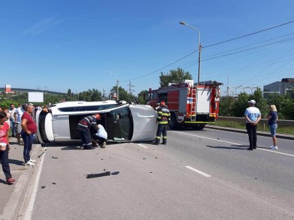 Șofer mort după un impact devastator, la ieșirea în Hunedoara. Traficul este blocat total