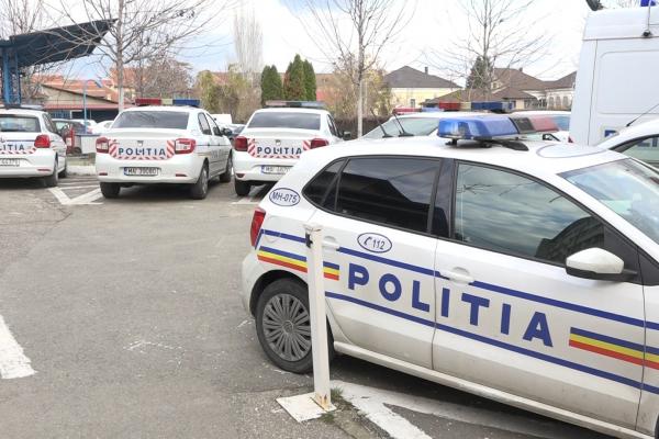 Maşini de poliţie în parcare