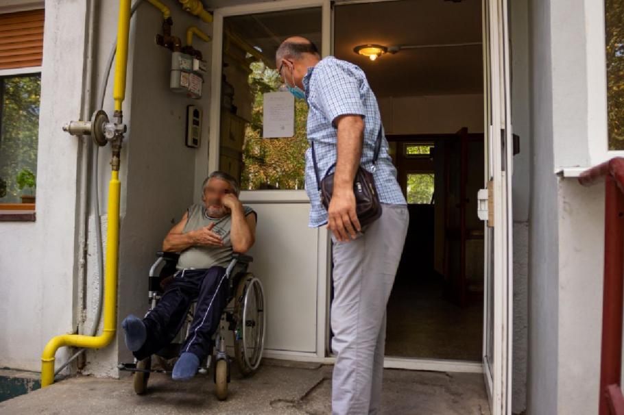 Durerea unui gălățean în scaunul cu rotile care și-a văzut rampa distrusă de vecini. Durerea unui gălățean în scaunul cu rotile care și-a văzut rampa distrusă de vecini.
