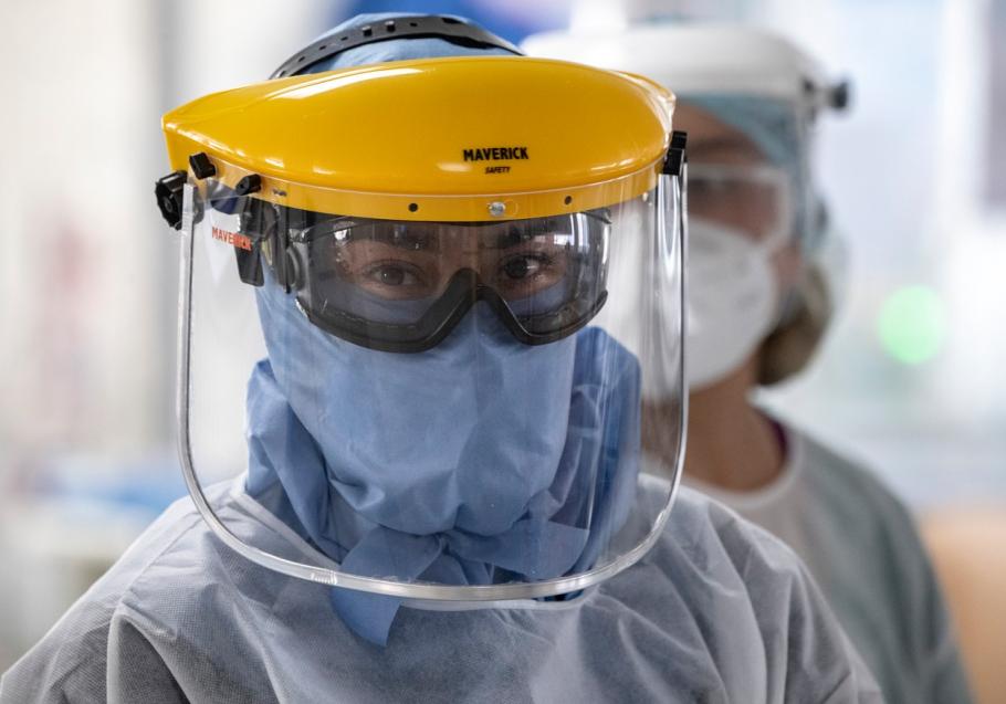 Medic în costum de protecție Decese coronavirus România