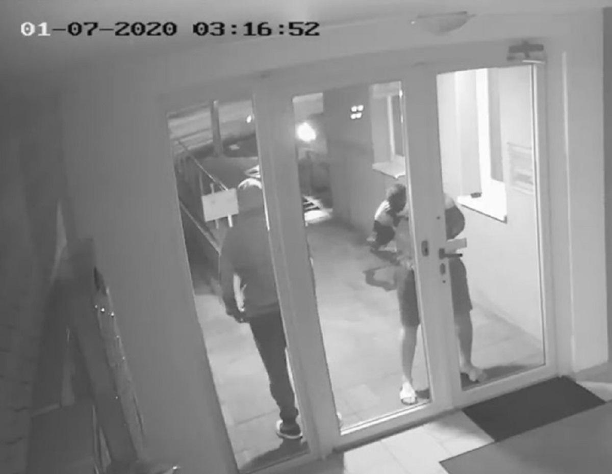 Hoți filmați în acțiune, într-un bloc din Timișoara