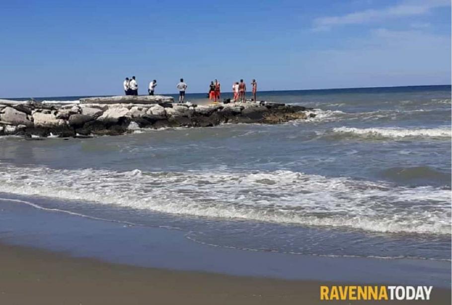 Un român a murit în fața prietenilor săi, înecat în Marea Adriatică Românul mort în Marea Adriatică avea 28 de ani