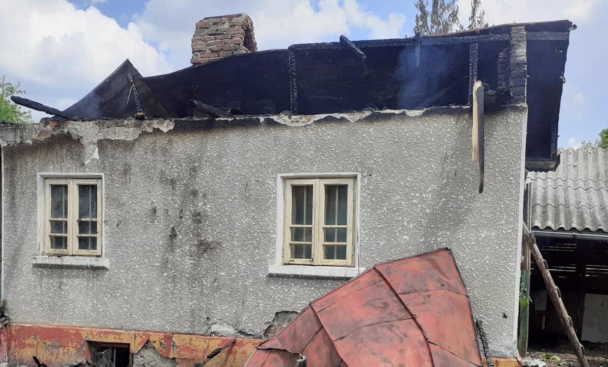 Copil de 10 ani surprins de flăcări în Vâlcea, după ce casa i-a luat foc