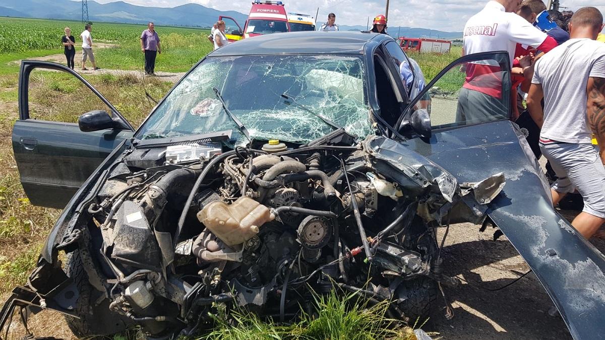 Două mașini s-au ciocnit frontal în localitatea Săvinești
