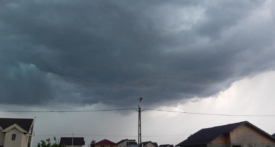 Ploi torențiale, grindină și vijelii în toată țara, până miercuri dimineață. ANM a emis o informare de vreme severă Informarea meteo de ploi și vijelii intră în vigoare luni, la ora 10.00