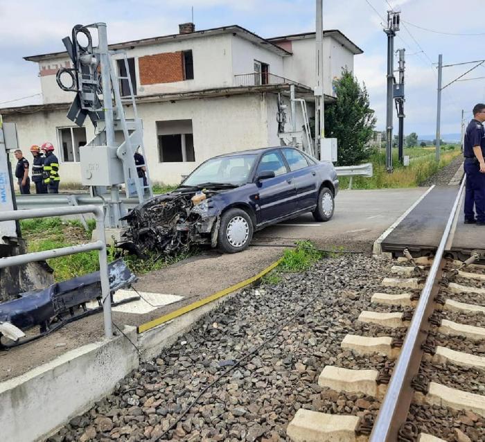 Masina lovită de tren, la Hunedoara