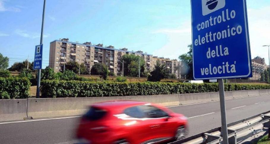 Ford Focus luat de radar cu 703 km/h, în Italia Șoferița a fost amendată și lăsată fără permis