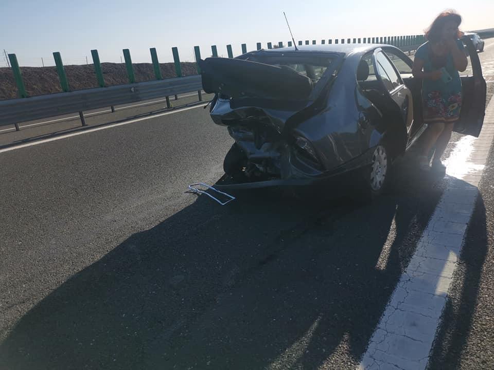 Mașină lovită din spate pe Autostrada Soarelui
