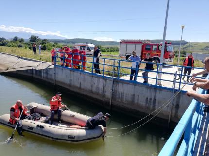 O fetiță de 7 ani din Hunedoara, dată dispărută după ce a plecat la scăldat cu sora ei mai mare