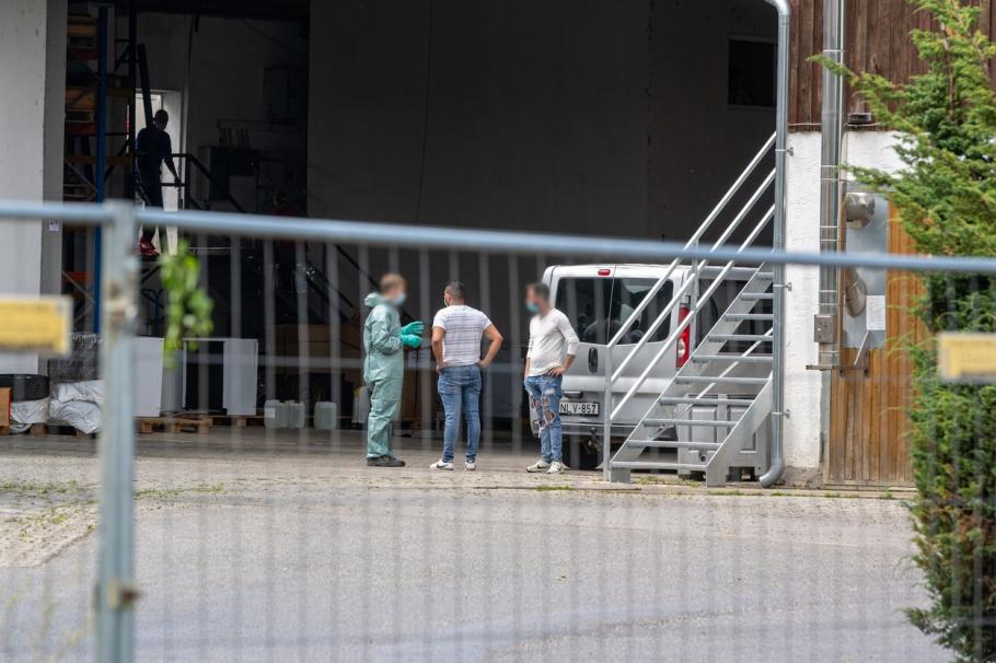 42 de muncitori români de la o fermă-focar din Germania au fost repatriați, anunță MAE 42 de muncitori români de la o fermă-focar din Germania au fost repatriați, anunță MAE