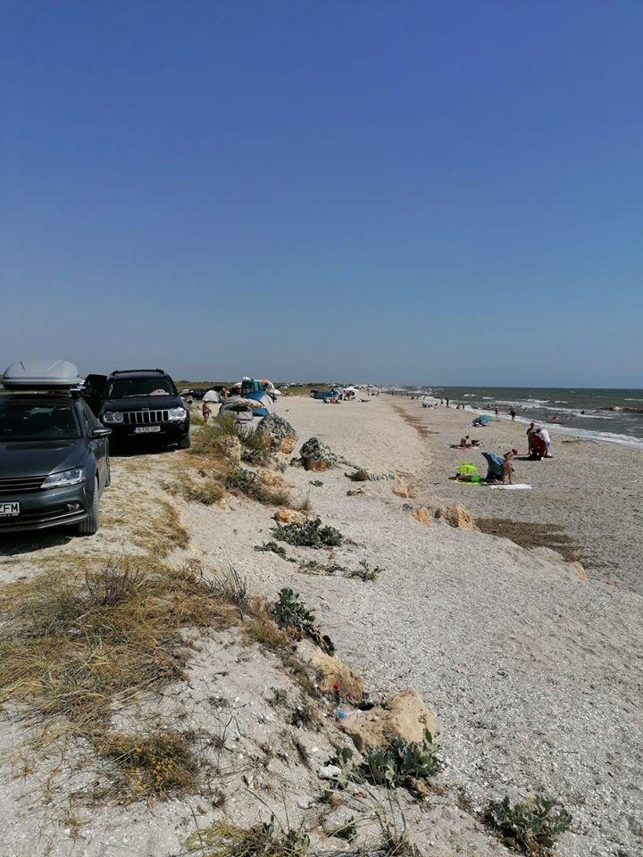 Camping ilegal pe plajele din Vadu și Corbu