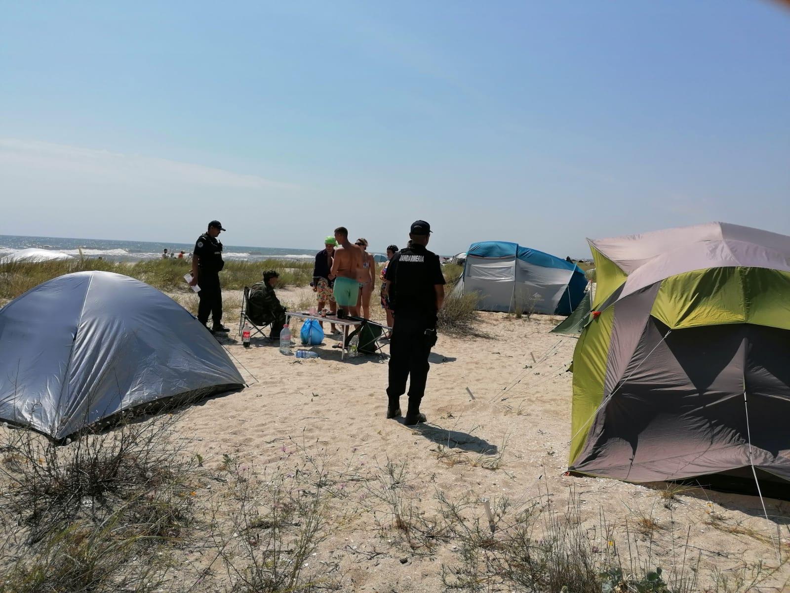 Camping ilegal pe plajele din Vadu și Corbu
