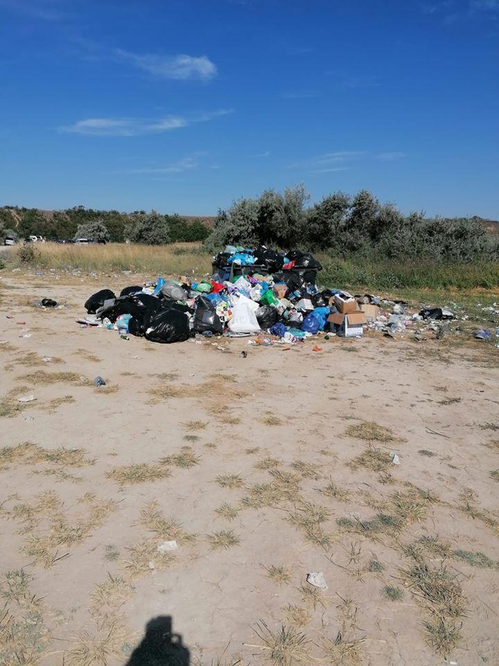 Camping ilegal pe plajele din Vadu și Corbu