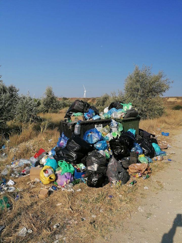 Camping ilegal pe plajele din Vadu și Corbu