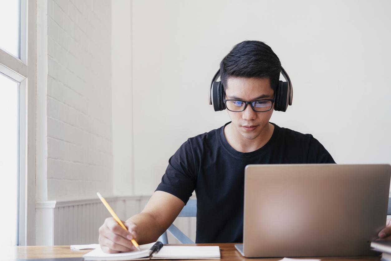 Elev Elev la un curs online pe laptop