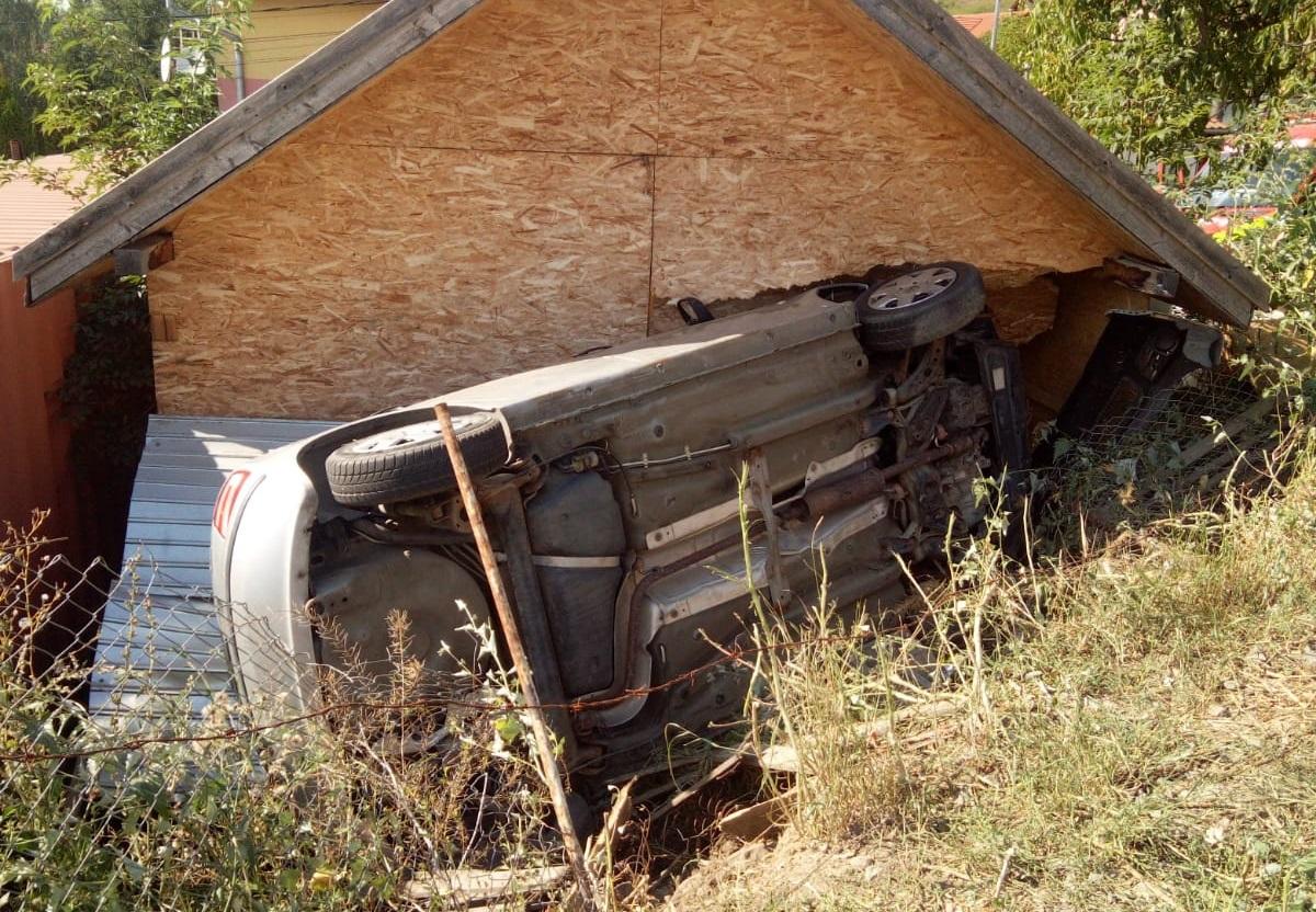 O șoferiță a scăpat nevătămată după ce s-a înfipt cu mașina într-un garaj, în Cluj-Napoca