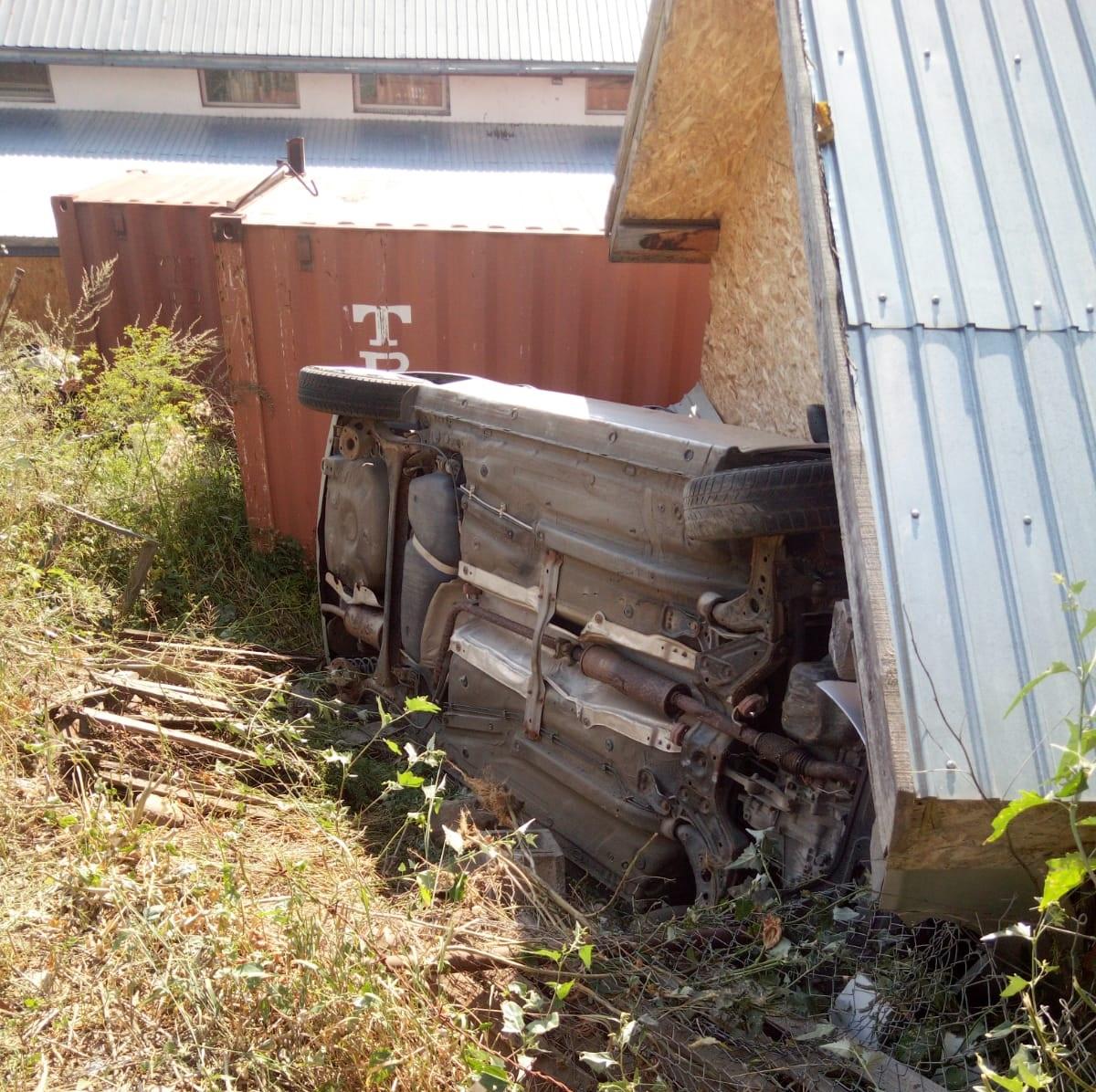 O șoferiță a scăpat nevătămată după ce s-a înfipt cu mașina într-un garaj, în Cluj-Napoca