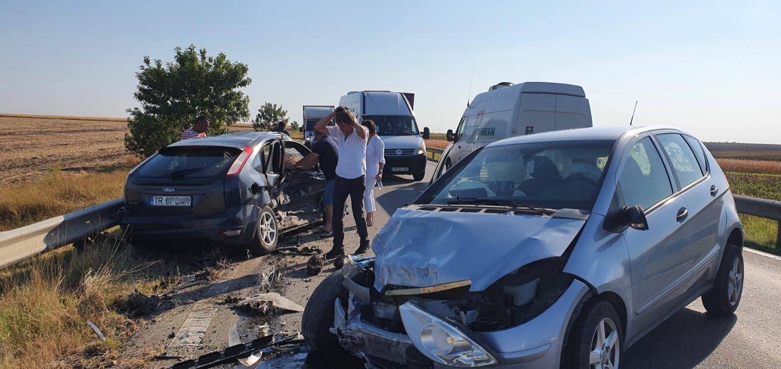 Mașini făcute zob într-un accident între localitățile Văceni și Vitănești
