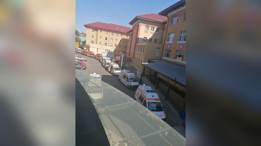 Institutul Matei Balș Coadă de ambulanțe la Institutul "Matei Balș", în plină pandemie