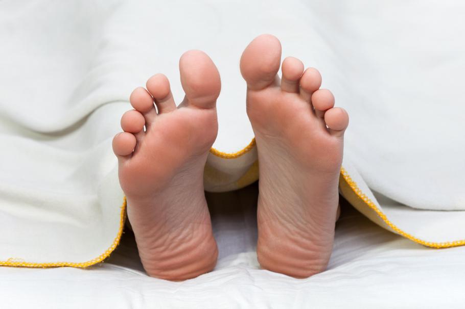 Femeie din Arad, găsită moartă în casă Femeie din Arad, găsită moartă în casă. Mama ei murise de Covid-19