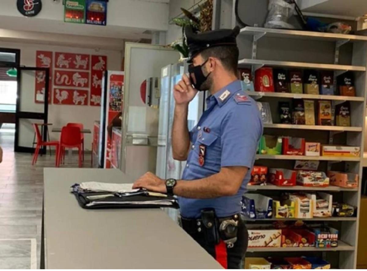 Român reținut în Italia, după ce l-a amenințat cu cuțitul pe angajatul unui local Românul reținut în Italia are 36 de ani