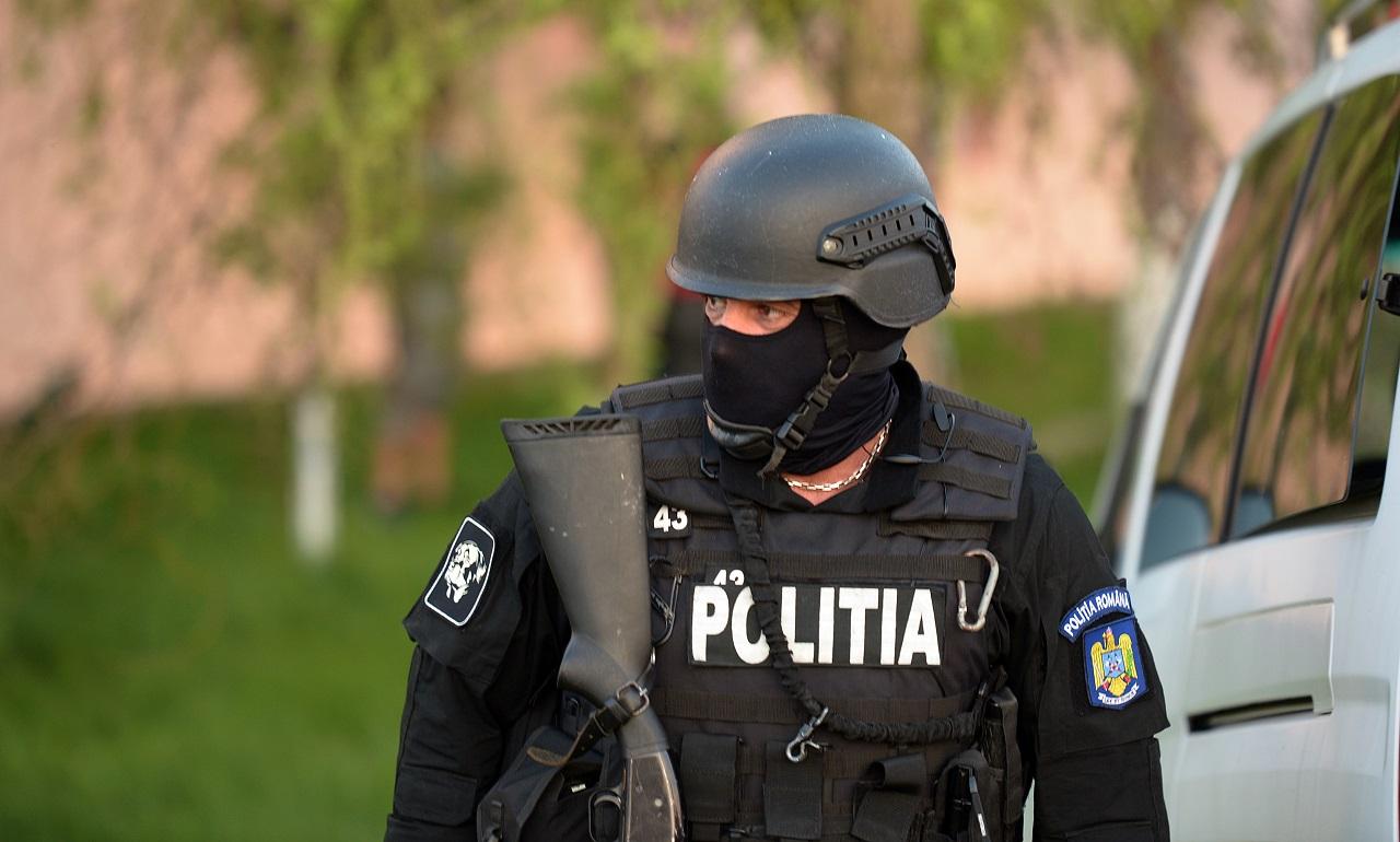 Crimă în Caraș-Severin Bărbat periculos căutat în pădure, după ce și-a ucis iubita cu un topor, în Caraș-Severin