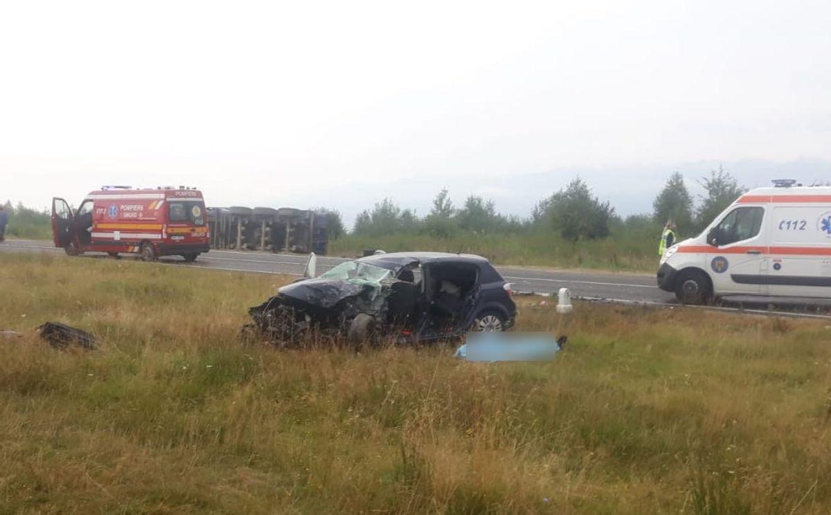 Un șofer răpus de oboseală la volan a intrat cu toată viteza într-un camion, la Sibiu