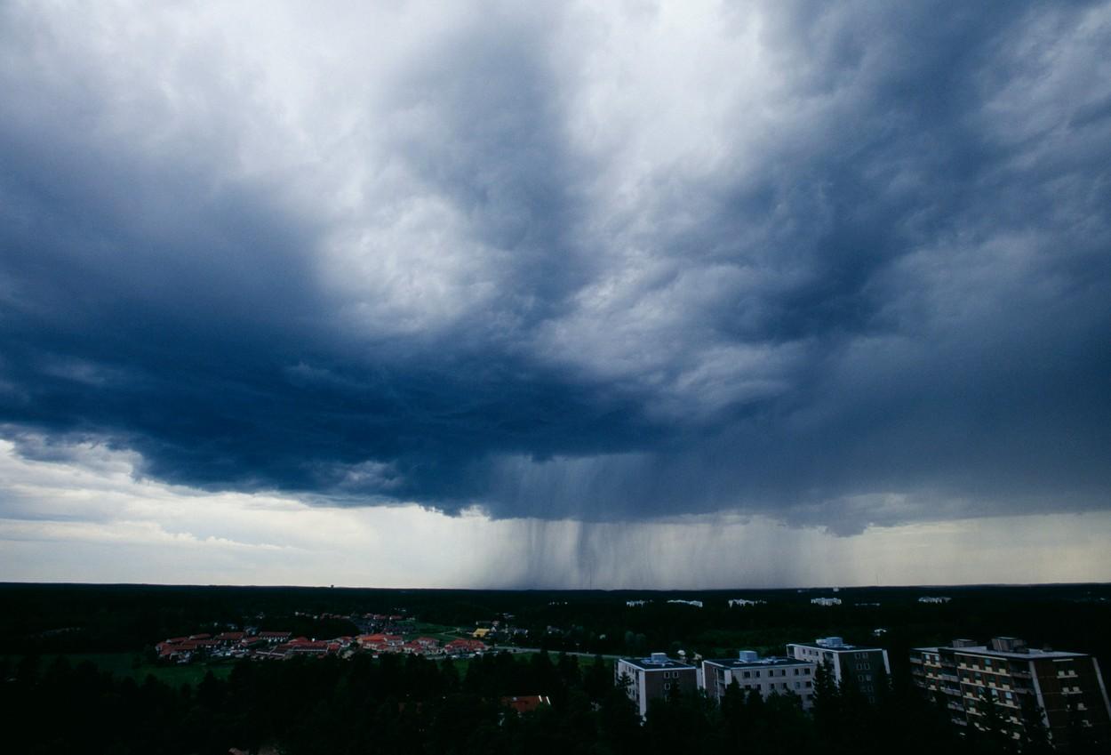Furtunile lovesc jumătate de țară! Rupere de nori acum în Suceava, Neamț și Botoșani