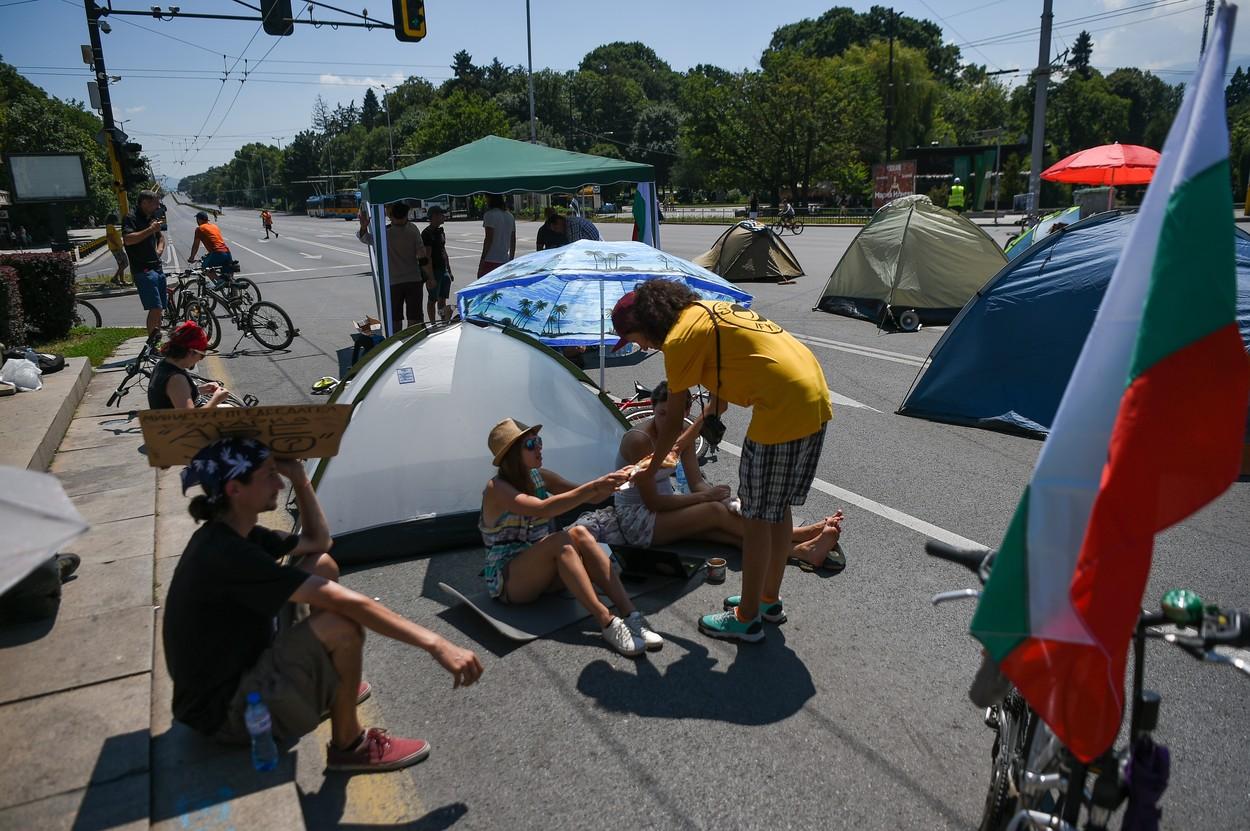 Protestatarii au amenajat tabere si corturi inclusiv în puncte cheie din capitala țării, Sofia Protestatarii au amenajat tabere si corturi inclusiv în puncte cheie din capitala țării, Sofia