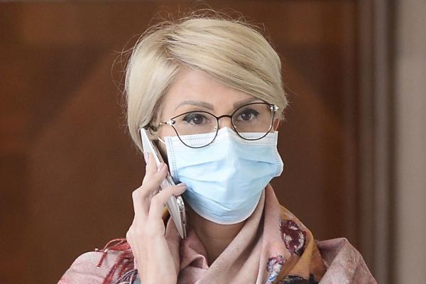Raluca Turcan poartă mască şi vorbeşte la telefon